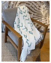 Frazada Kenza menta-crudo 1.25×150 cm con flecos decorativos